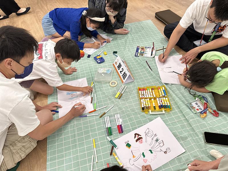 3、親子席地而坐共同創作屬於自己的「千手觀音」，用畫筆描繪生活中守護自己的人。（靈鷲山佛教教團提供）