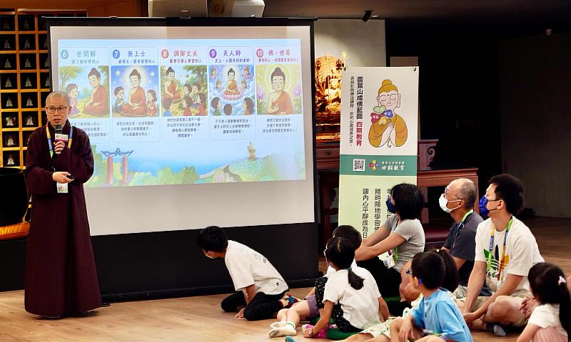 4、寶髻法師帶領親子禮佛、行禪，學習佛門禮儀和菩薩的智慧。（靈鷲山佛教教團提供）