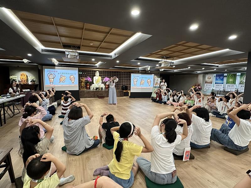 大手小手牽佛陀FUN暑假   靈鷲山親子學佛營幸福登場