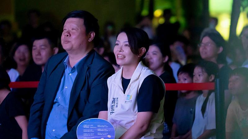 高虹安市長與大小朋友們一同欣賞精彩劇碼。
