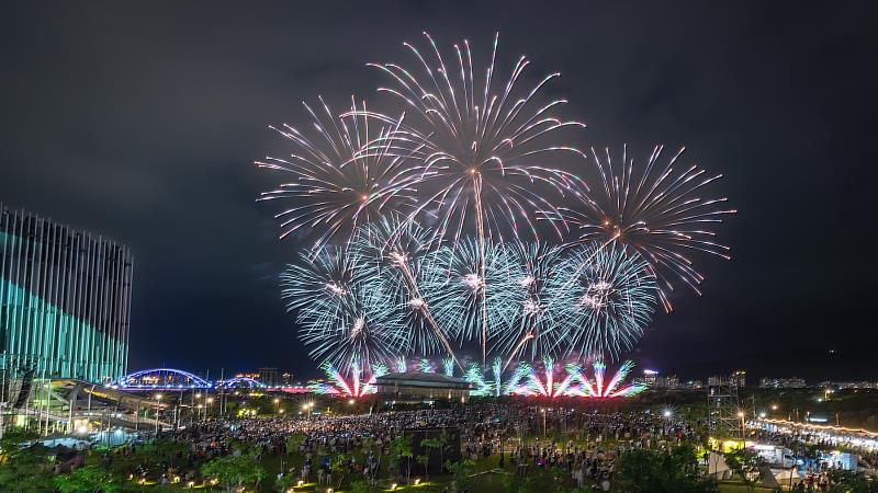 超過2,500發煙火搭配高、中、低空層次演出，打造絢麗夏夜光影饗宴。