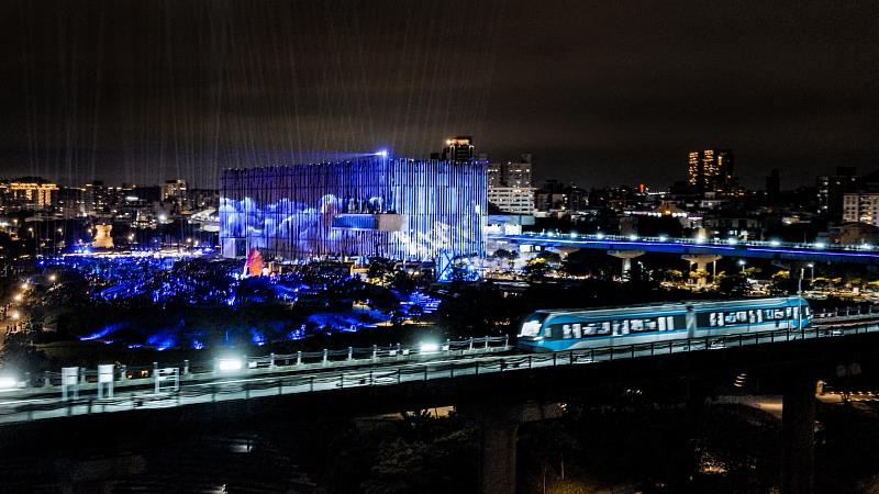 《海山夜行》建築光雕點亮新北市美術館,打造沉浸式夜間藝術體驗。