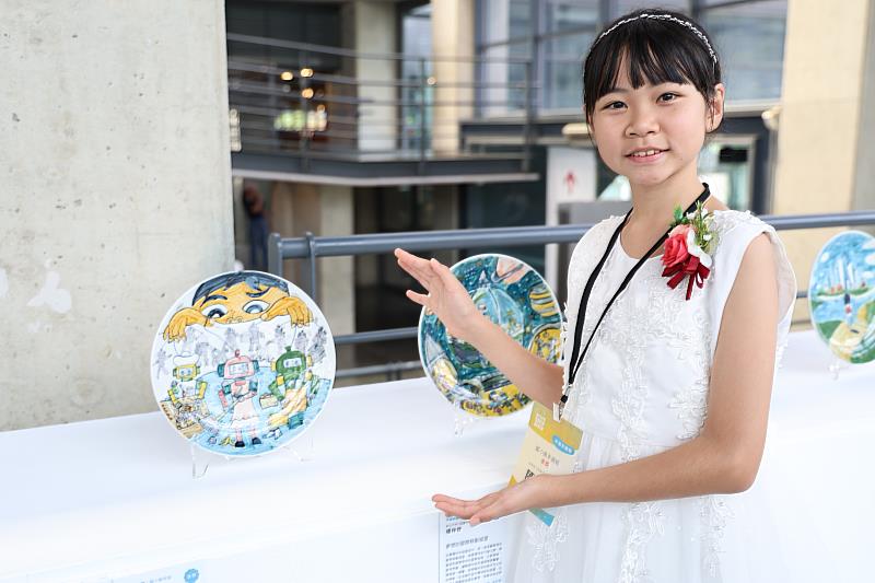圖說6：「平面彩繪類」國小高年級組金獎，陳子嫣《操「機」在我，我是「操」人》。