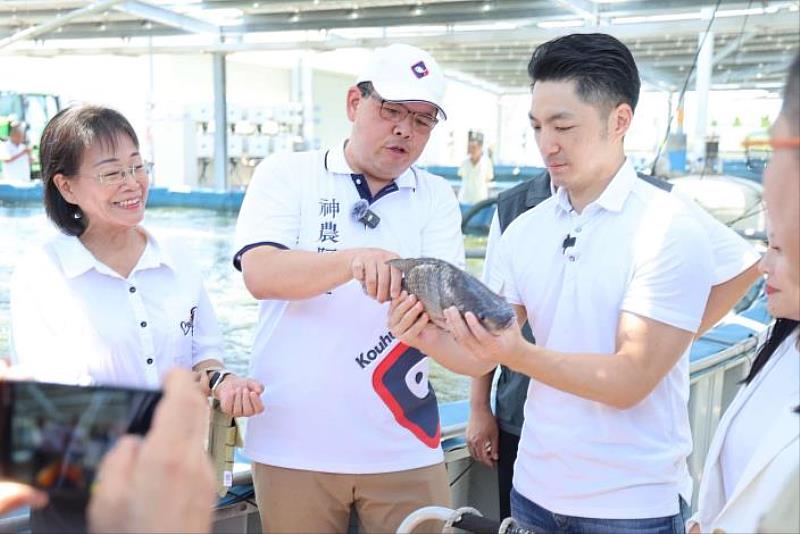 Mayor Chiang Wan-an learns about the smart aquaculture process for Taiwan tilapia.