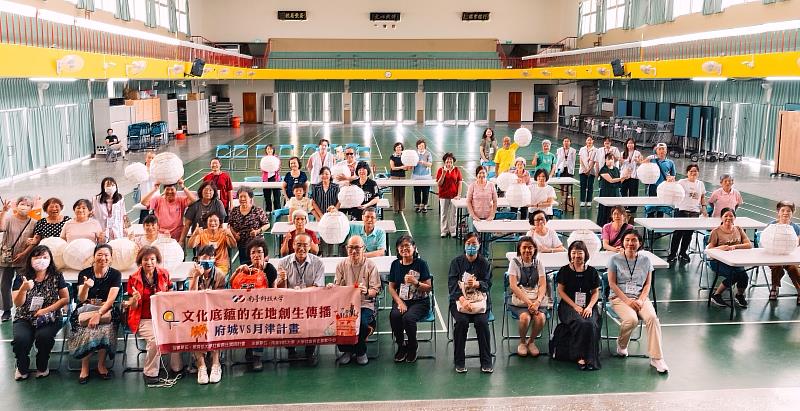 南臺科大文化底蘊USR計畫開辦鼓仔燈製作課程，全體學員與完成的傳統竹籠燈大合照，展現地方共創與竹藝傳承的豐碩成果。