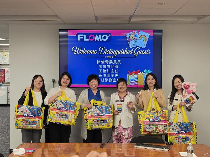 僑委會委員長徐佳青(左四起)、紐約文教中心主任王怡如、與駐紐約辦事處僑務組主任黃儷萱手執富樂夢精品無毒橡皮擦,躍躍欲試;左起為:僑委會僑民處科長廖儷雲、紐約文教中心副主任王鈺淇、與富樂夢總裁沈青樺
