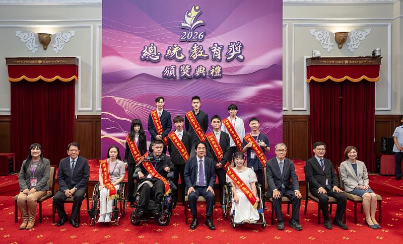 臺科大設計系學生廖建凱(二排右二)榮獲2026年總統教育獎,於總統府頒獎典禮後合影留念。
