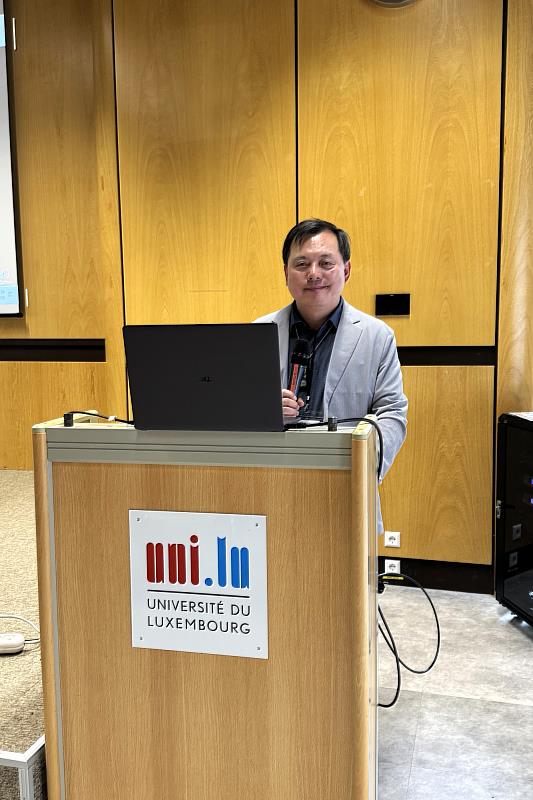 亞大、亞大附醫及中醫大附醫中醫部合作團隊，於盧森堡大學舉辦的IMIS 2026國際研討會發表中醫脈診人工智慧可視化研究成果，榮獲大會最佳論文獎，展現臺灣在智慧醫療、人工智慧與資訊安全領域的國際研究實力。