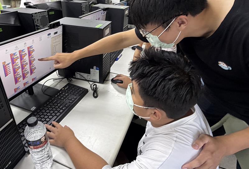 科學營課程透過實作導向教學，引導學生認識AI互動系統、程式邏輯與智慧科技應用。