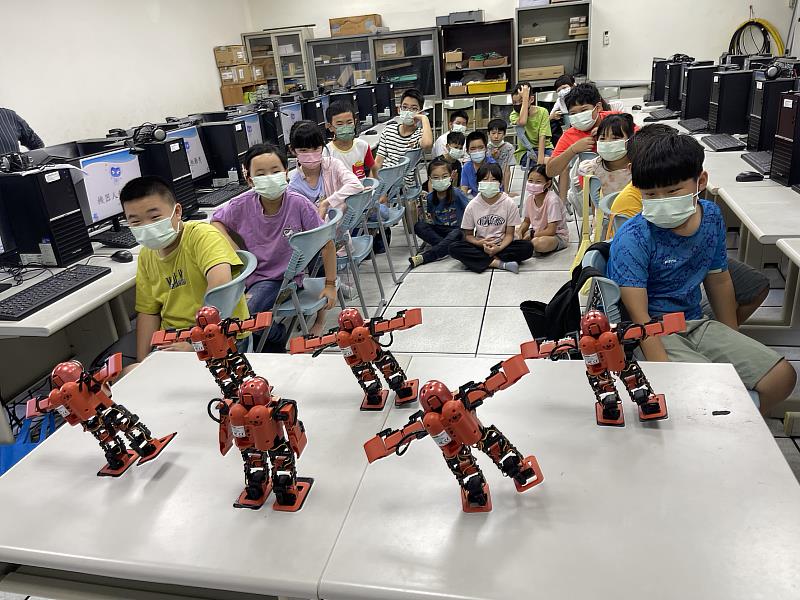 學生參與AI機器人教學活動，透過程式控制機器人動作，體驗人工智慧與機器人科技的實際應用。