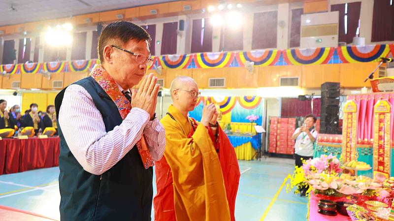 台南市副市長姜淋煌(左)與靈鷲山都監院院長常存法師(右)於壇前虔誠合掌獻供,共同為國家社會、人民安康祈福。(圖由靈鷲山佛教教團提供)