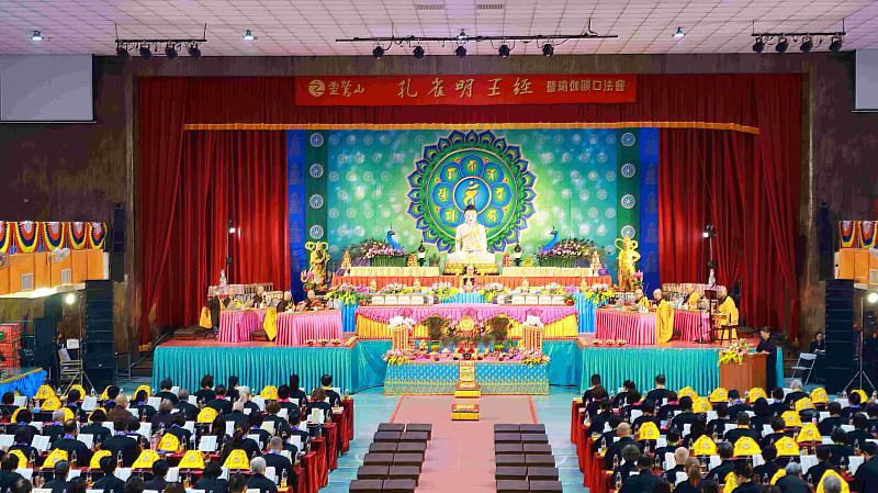 靈鷲山於台南海事隆重舉辦水陸先修法會，四眾弟子齊聚一堂虔誠共誦《孔雀明王經》，藉由經典殊勝功德凝聚善念，回向世界和平。（圖由靈鷲山佛教教團提供）