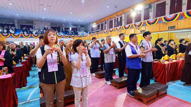 靈鷲山水陸第五場先修法會現場,與會貴賓齊聚壇前進行供燈祈福,以虔誠願心共同為國家人民祈求風調雨順、消弭災厄。(圖由靈鷲山佛教教團提供)