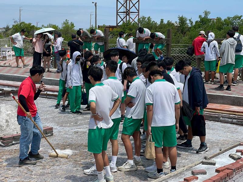 曾文農工學生參與鹽業體驗。