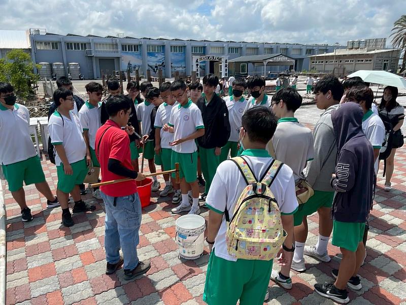 導覽員介紹鹽結晶與環境汙染的關聯性。