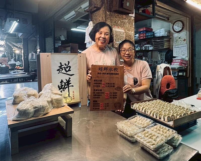 「超鮮水餃」由陳秀美(左)與女兒蔡如雯(右)共同經營。