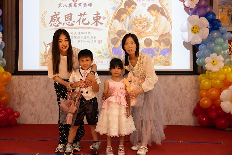 畢業生代表獻花感謝老師。