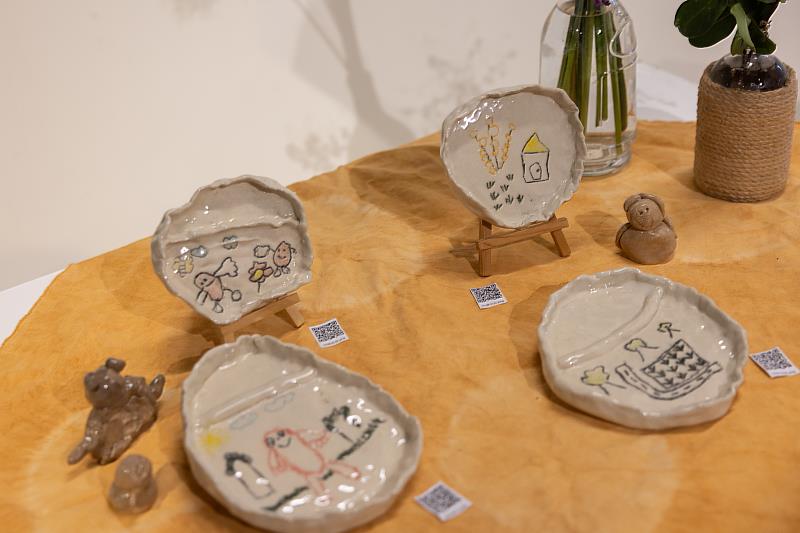 陶藝作品展出。