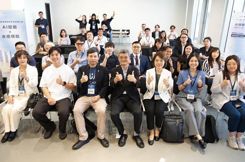 國發會林青嶔參事與蒞臨貴賓及新創合影。
