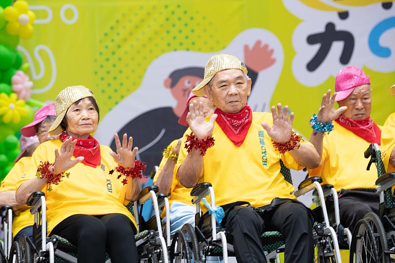 嘉義市80歲以上健保費補助每人每月最高補助826元。