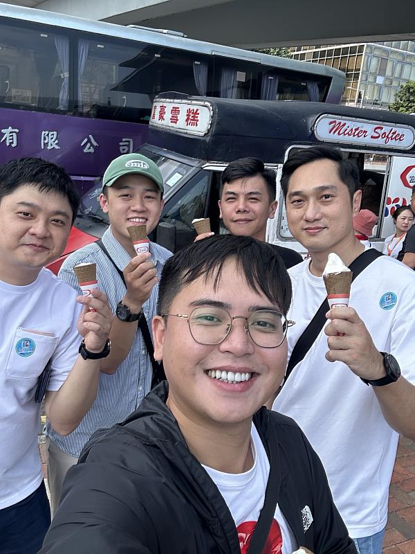 因為有店長及資深夥伴,戴嘉峻在實務中學習,並建立自己的服務方式(圖為員工旅遊)。