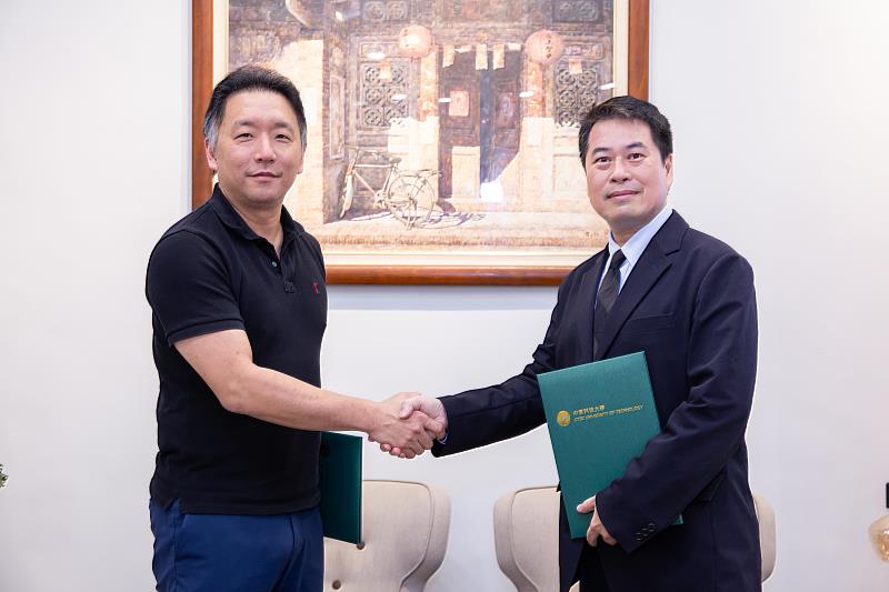 星醫美學集團董事長林信一(圖左)與中信科大校長鄭欽哲(圖右)雙方簽約合照。(圖/星醫美學提供)