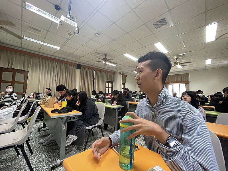 南華大學推動數位公民教育,培養民主素養與公共治理能力,講座中學生向王浩議員提問。