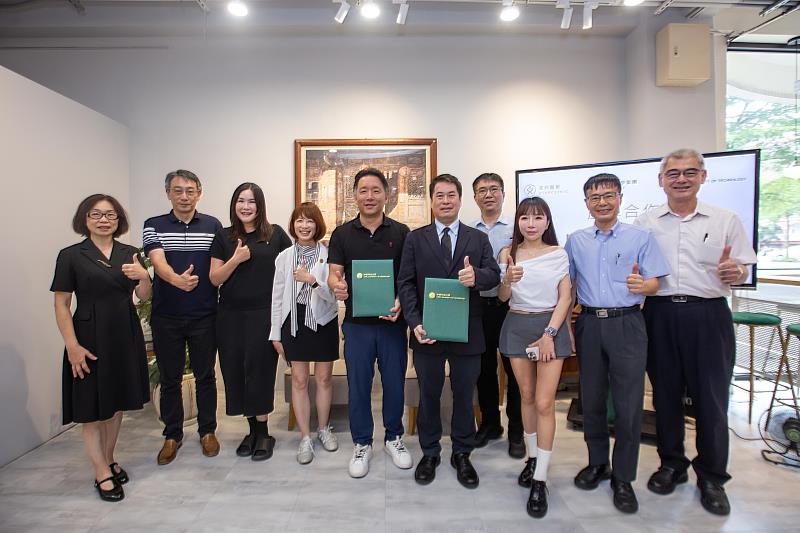 星醫美學集團與中信科大簽約後雙方人員合影留念，共同見證產學合作啟動。（圖/星醫美學提供）