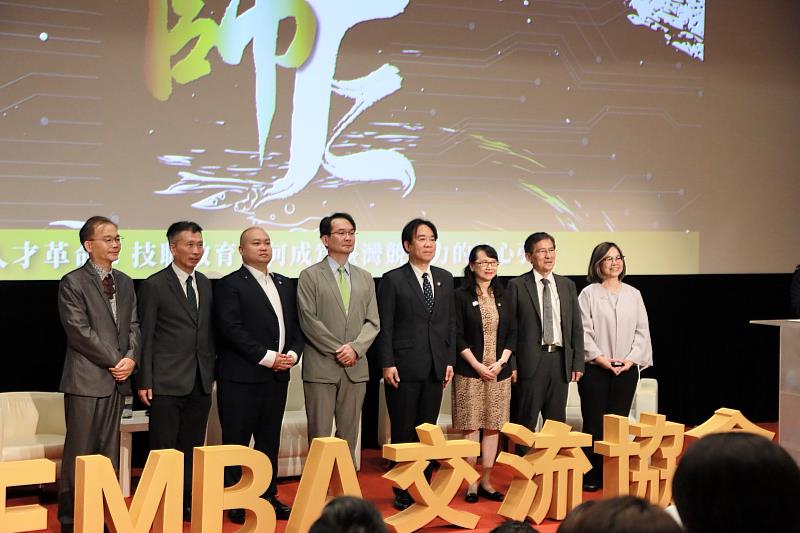 全球EMBA交流協會舉辦《大師E開講》論壇,6校校長共同合影。輔英科技大學校長林爵士(左起)、國立高雄餐旅大學校長方德隆、全球EMBA交流協會理事長陳正修、國立高雄科技大學校長吳忠信、國立屏東科技大學校長張金龍、文藻外語大學校長莊慧玲、樹德科技大學校長王昭雄及高雄市立圖書館館長李金鴦,共同探討AI時代人才培育與技職教育發展方向。