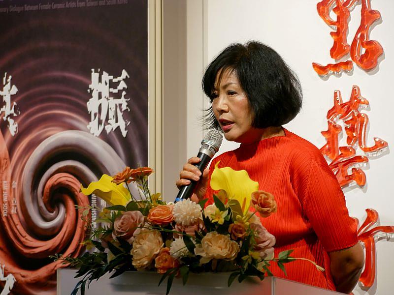 來自韓國的藝術家韓一淑 ( HAN IL SOOK ),以泥土承載深層的歷史感知與身體記憶,展現女性創作者獨特的生命經驗。在《共振之形》中,她那蘊含美學秩序的器物形體,與台灣的多元流動展開跨地域交會,在空間中激盪出跨文化的感知回響,深刻詮釋了當代女性在陶藝創作中的精神向度與無限可能。