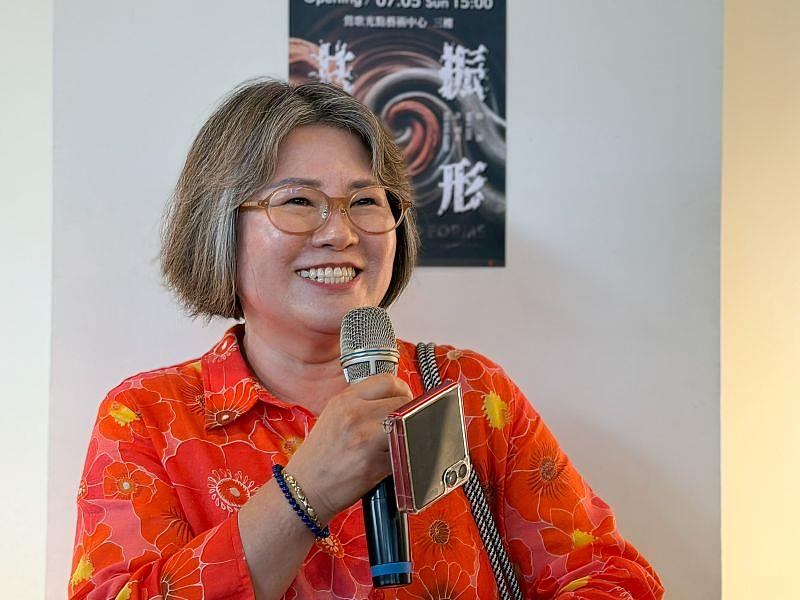 活躍於當代藝壇的韓國陶藝家金点叔(KIM, JUM-SOOK),其創作深植於韓國豐厚的傳統文化底蘊,並揉合細膩的女性視角,將個人生命經驗轉化為獨特的陶藝語彙。在《共振之形》中,金点叔的作品完美承載了韓國陶藝中內斂、節制與極具精神性張力的東亞哲思。她以泥土為媒材,深刻回應關於文化記憶與當代身份的議題。