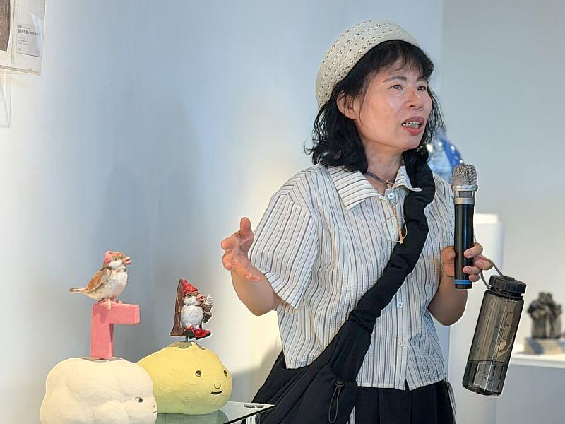 許明香老師投身陶塑創作逾30年,作品深具人文關懷,時常融入臺灣在地記憶與深厚的家族情感 。在「共振之形」展覽中,她的創作完美呼應了女性創作者以生命經驗回應土地、家庭與身份議題的核心理念 。