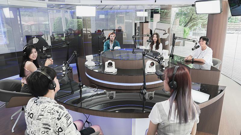 世新大學圓桌影音播客直播間支援教學、節目製作與跨域實作,讓學生在校內累積聲音內容製作與影音表達能力。(世新大學提供)