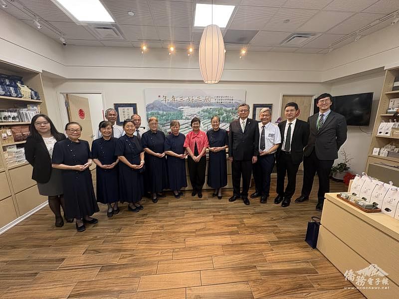 僑務委員會委員長徐佳青（中）、慈濟基金會美國芝加哥分會執行長謝重輔（右3）、副執行長蔡雅美（右5）及慈濟志工團合影。