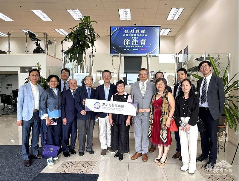 徐佳青參訪芝加哥臺美商會前會長盧建昌的電子商務公司BV USA。