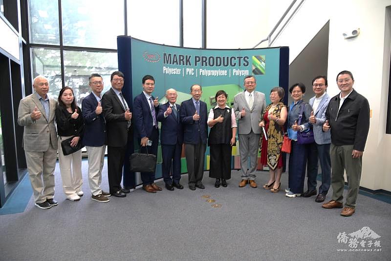徐佳青參訪北美洲臺灣商會聯合總會名譽總會長江秋檳創立的Mark Products公司。