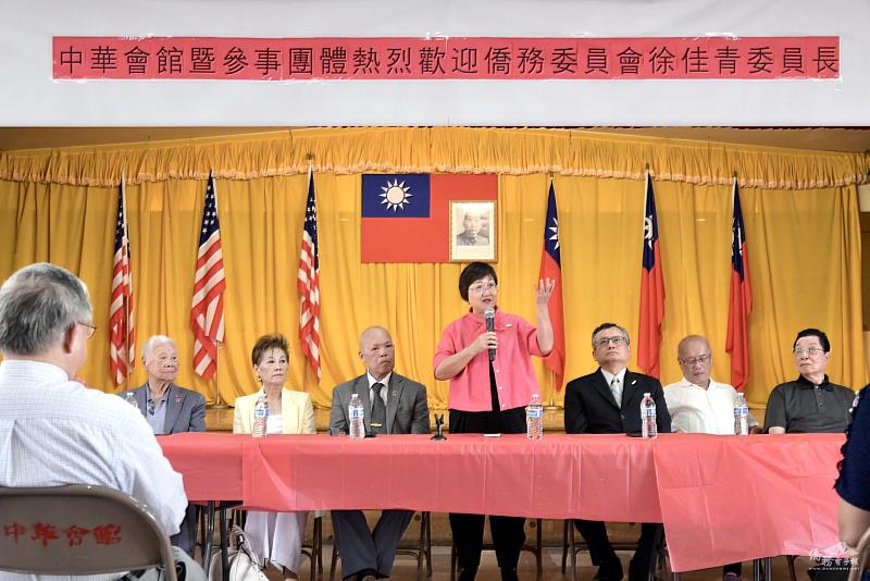徐佳青主持座談交流。