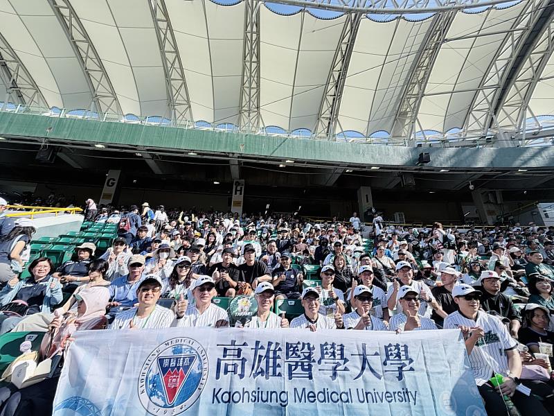 高醫體系一校4院同仁攜家帶眷熱情參與首屆棒球家庭日，全場沉浸在歡樂沸騰的棒球氛圍中，熱情洋溢，現場氣氛與盛夏高溫一樣持續沸騰。
