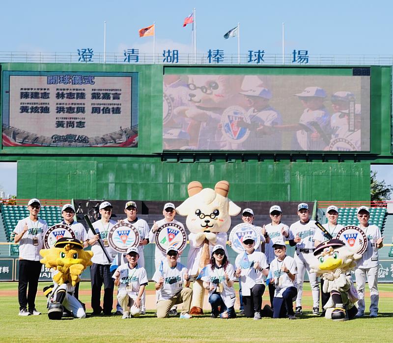 高醫體系首辦棒球家庭日，號召一校4院近1700位同仁與眷屬熱情參與，創下台鋼雄鷹主場單一體系進場人數最高紀錄。高雄醫學大學陳建志董事長（後排右5）率領體系首長共同出席開球儀式，展現高醫幸福大家庭的凝聚力。