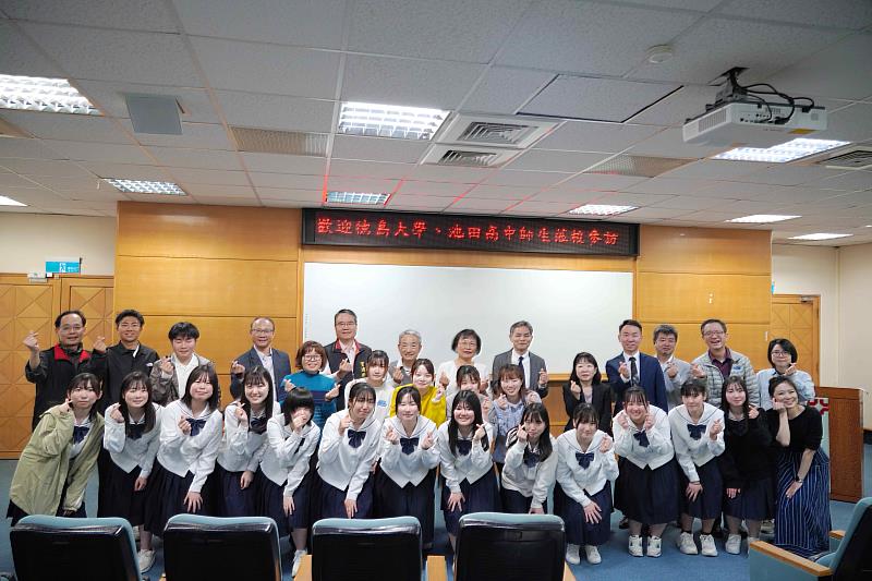 日本國立德島大學、日本池田高中、君毅高中與育達科大師生合影。