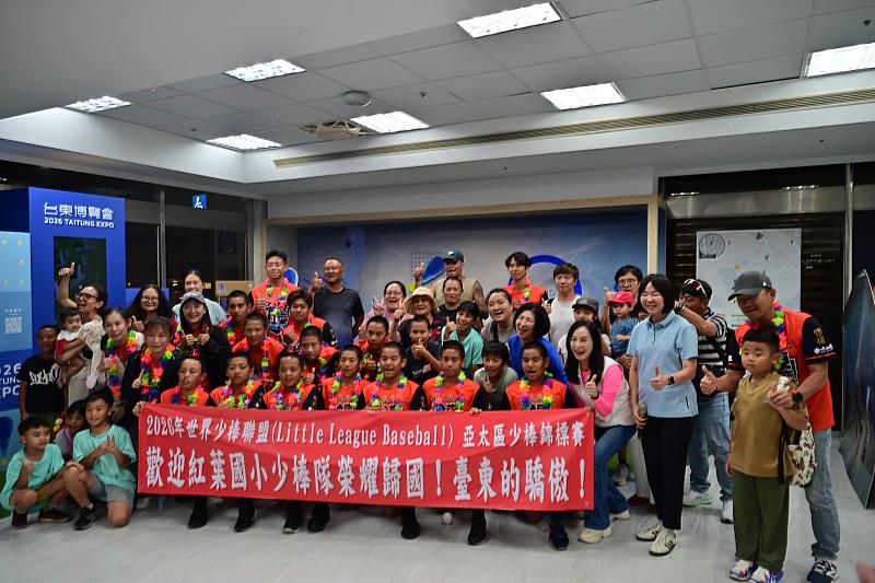 紅葉小將雖敗猶榮！勇奪LLB亞太區少棒亞軍，饒慶鈴5日親至機場接機，送上熱氣球自由飛大禮，鼓勵「堅持到底，永不放棄」。
