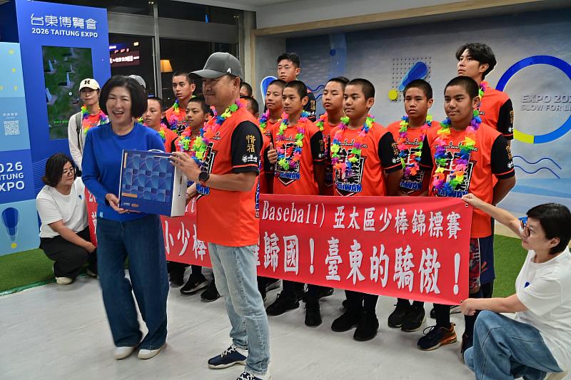 紅葉小將雖敗猶榮！勇奪LLB亞太區少棒亞軍，饒慶鈴5日親至機場接機，送上熱氣球自由飛大禮，鼓勵「堅持到底，永不放棄」。