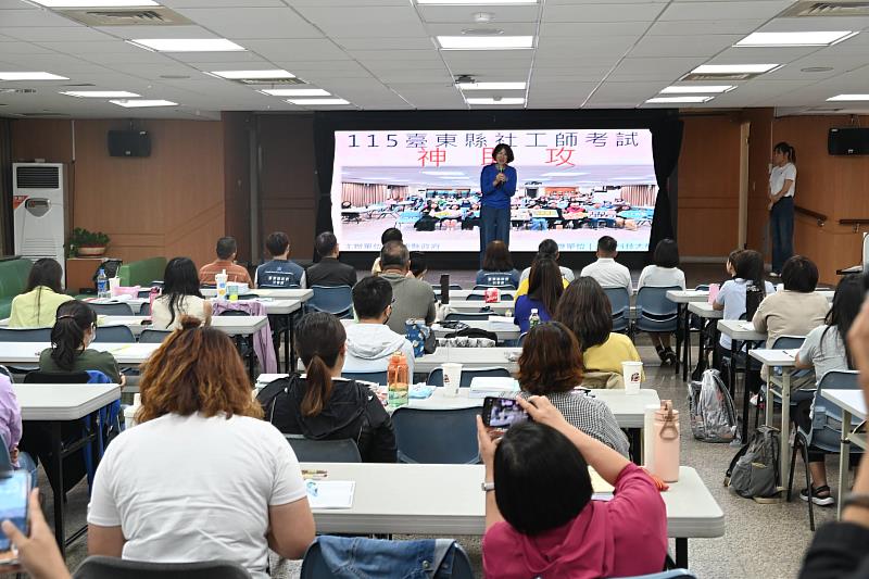社工國考倒數 臺東設考照輔導班 饒慶鈴化身「智慧開竅官」為考生祈福