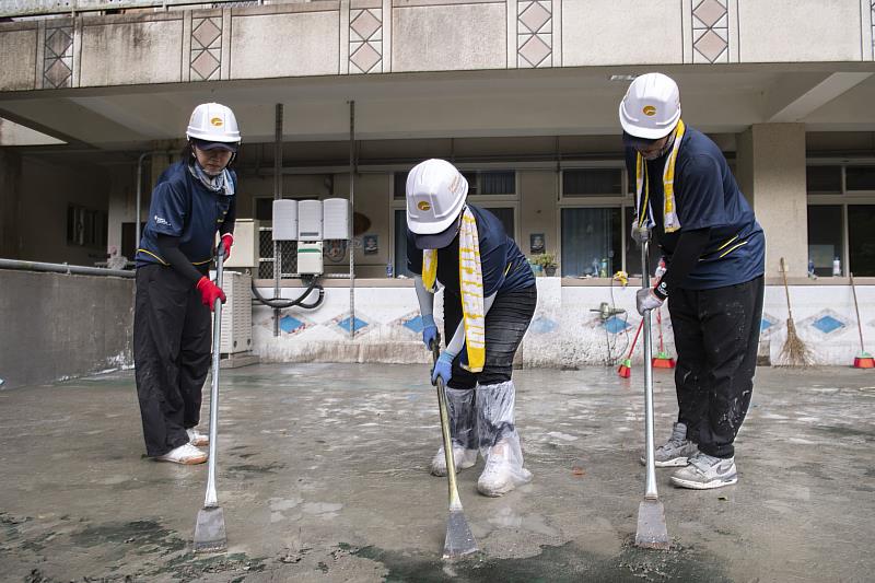 遠雄企業志工們將屋頂平台破損防水層刮除,再重新鋪設防水,以改善教室漏水、壁癌狀況。