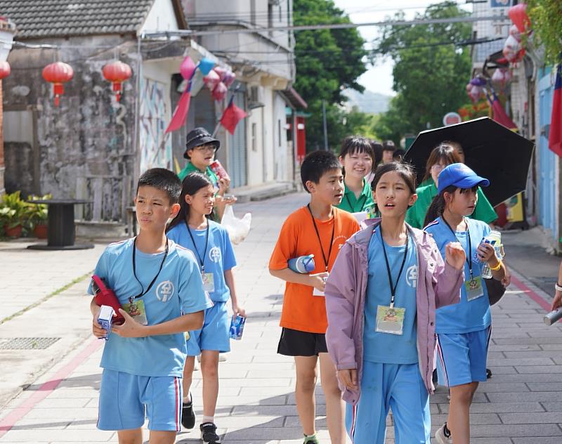 「陽翟大搜查」任務學員仔細觀察聚落景物細節。