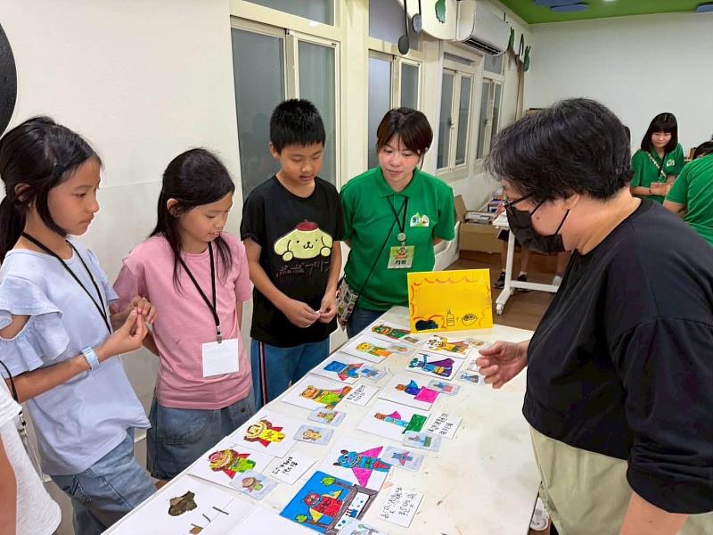 成果展學員向師長分享作品。