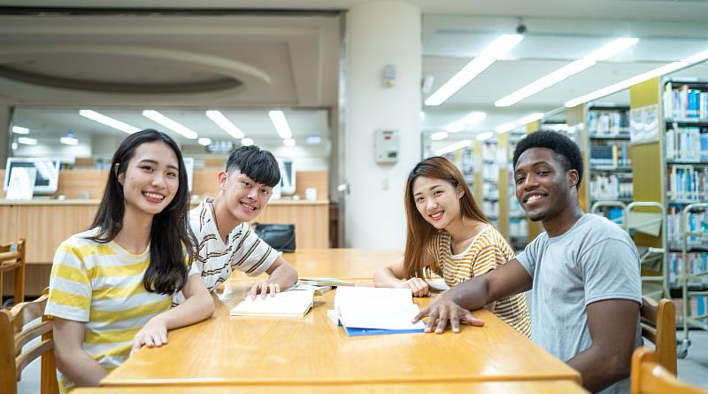 銘傳大學國際學生與台灣生一同研究，是銘傳國際教育的最佳體現。