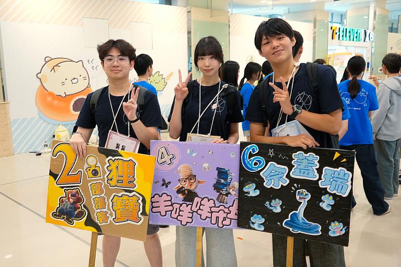 世新傳管系學生擔任營隊隊輔，陪伴學員參與課程與活動，展現專業與親和力。（世新大學提供）