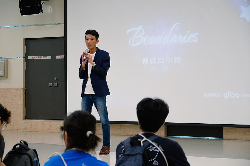 世新傳管系主任温志皓致詞，勉勵學員透過營隊探索傳播專業與學習方向。（世新大學提供）