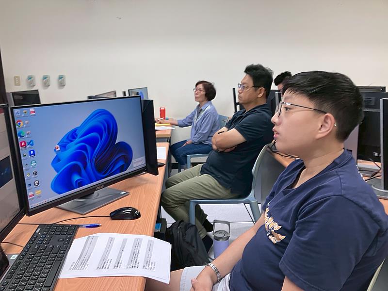 學生認真投入MOS PowerPoint課程研習,精進簡報製作技巧。